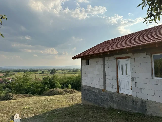 Vand casa la rosu – fotografia 3 din 8
