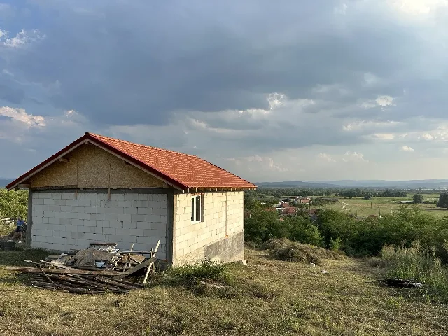 Vand casa la rosu – fotografia 1 din 8