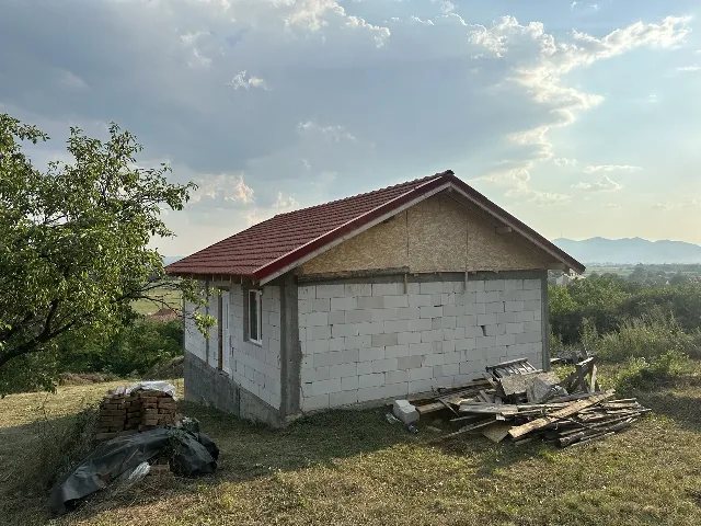 Vand casa la rosu – fotografia 5 din 8