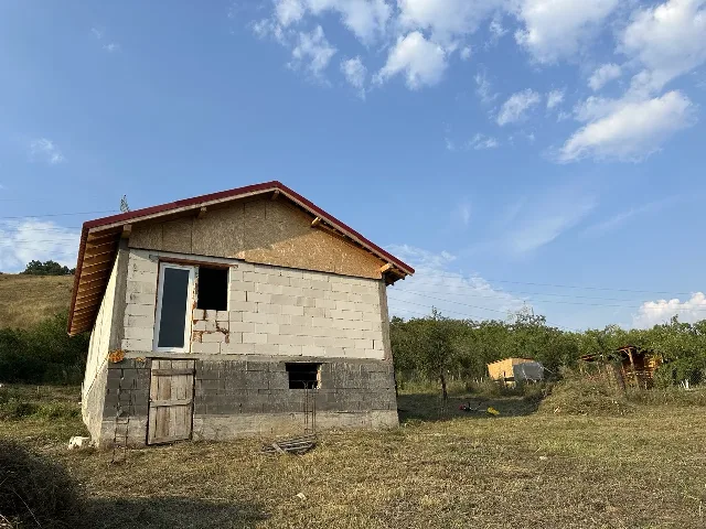 Vand casa la rosu – fotografia 4 din 8