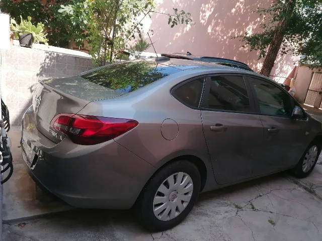 Opel Astra J Sedan – fotografia 2 din 3