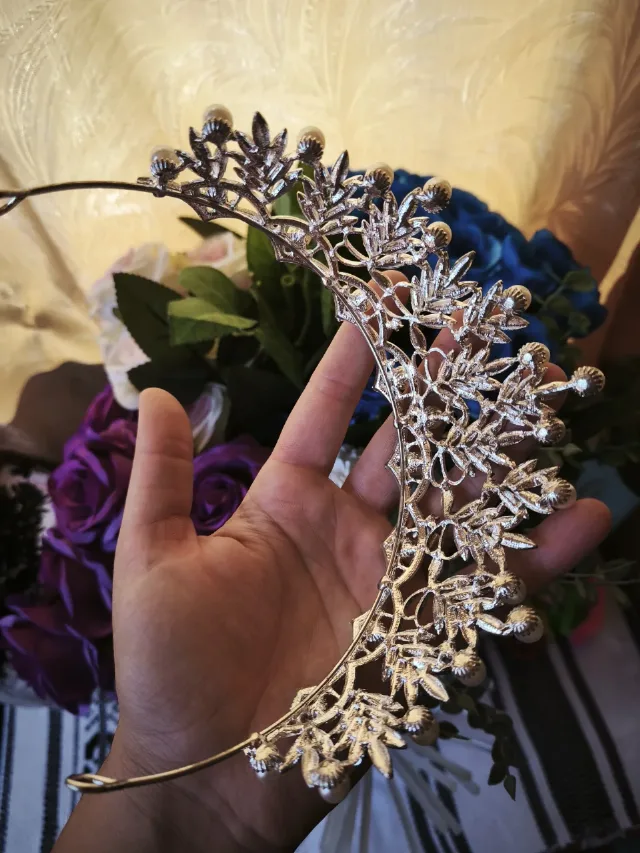 Tiară elegantă pentru mireasă – fotografia 3 din 4