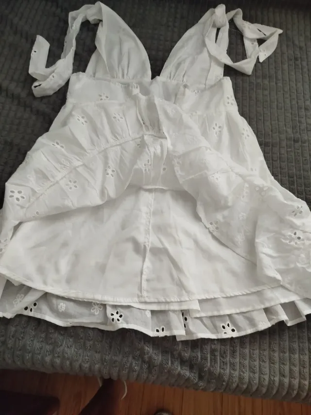 Rochie in cu broderie sparta – fotografia 2 din 3