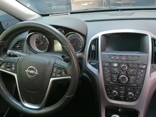 Opel Astra J Sedan – fotografia 3 din 3