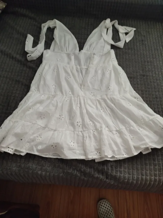 Rochie in cu broderie sparta – fotografia 1 din 3