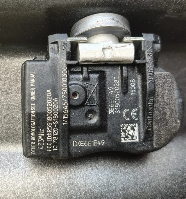 Jante aliaj 17 zoll marca Dezent, gama Volvo, cu senzori de presiune montati.  5x108 – fotografia 5 din 7