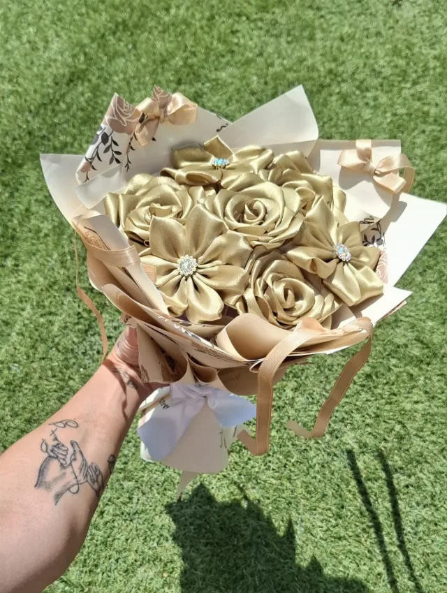 buchet trandafiri din satin – fotografia 2 din 3