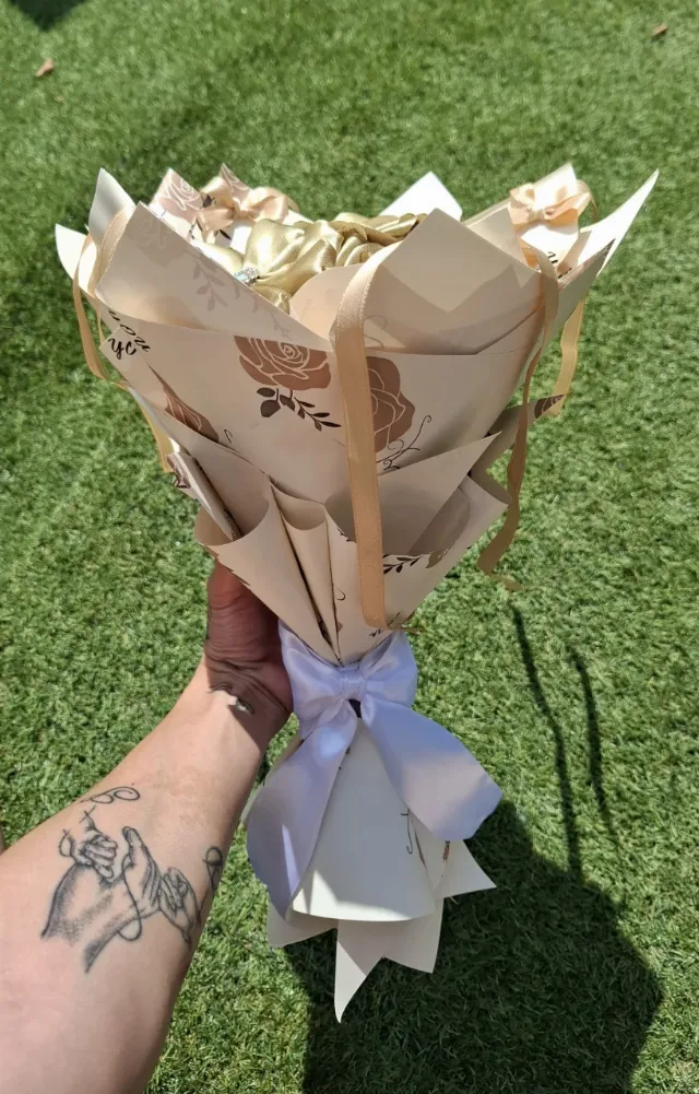 buchet trandafiri din satin – fotografia 3 din 3