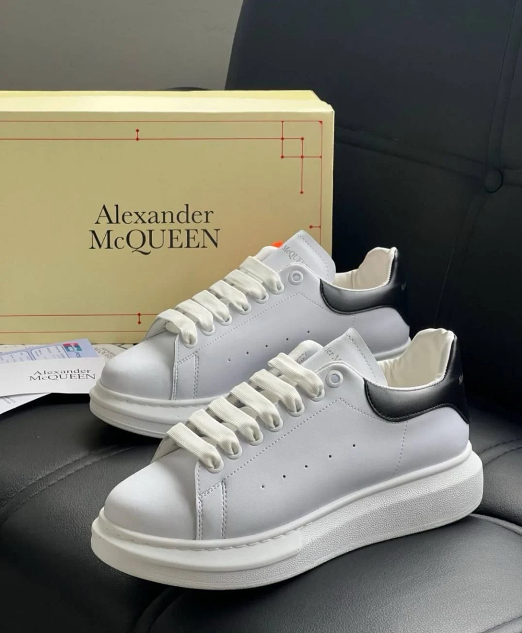 ALEXANDER MCQUEEN – WHITE & BLACK – fotografia 1 din 2