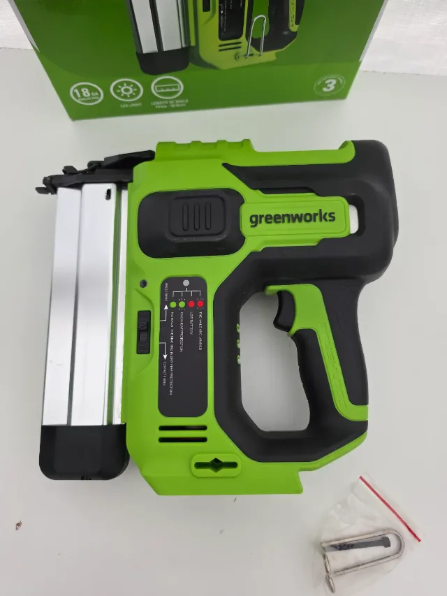 Pistol de cuie Greenworks AirStrike GD24BN, 110 cuie min, 24V fără perii – fotografia 1 din 5