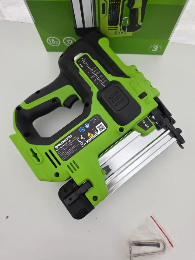 Pistol de cuie Greenworks AirStrike GD24BN, 110 cuie min, 24V fără perii – fotografia 4 din 5