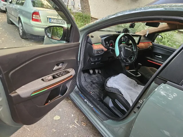 Dacia stepway2023  ecoGBENZINA GAZ DIN FABRICA 42000KM PRET 14000DE EURO NEGOCIABIL STAREA MASINI IMPECABILA MASINA E RETAPITATA SI CU LUMINI AMBIENTALE – fotografia 2 din 8