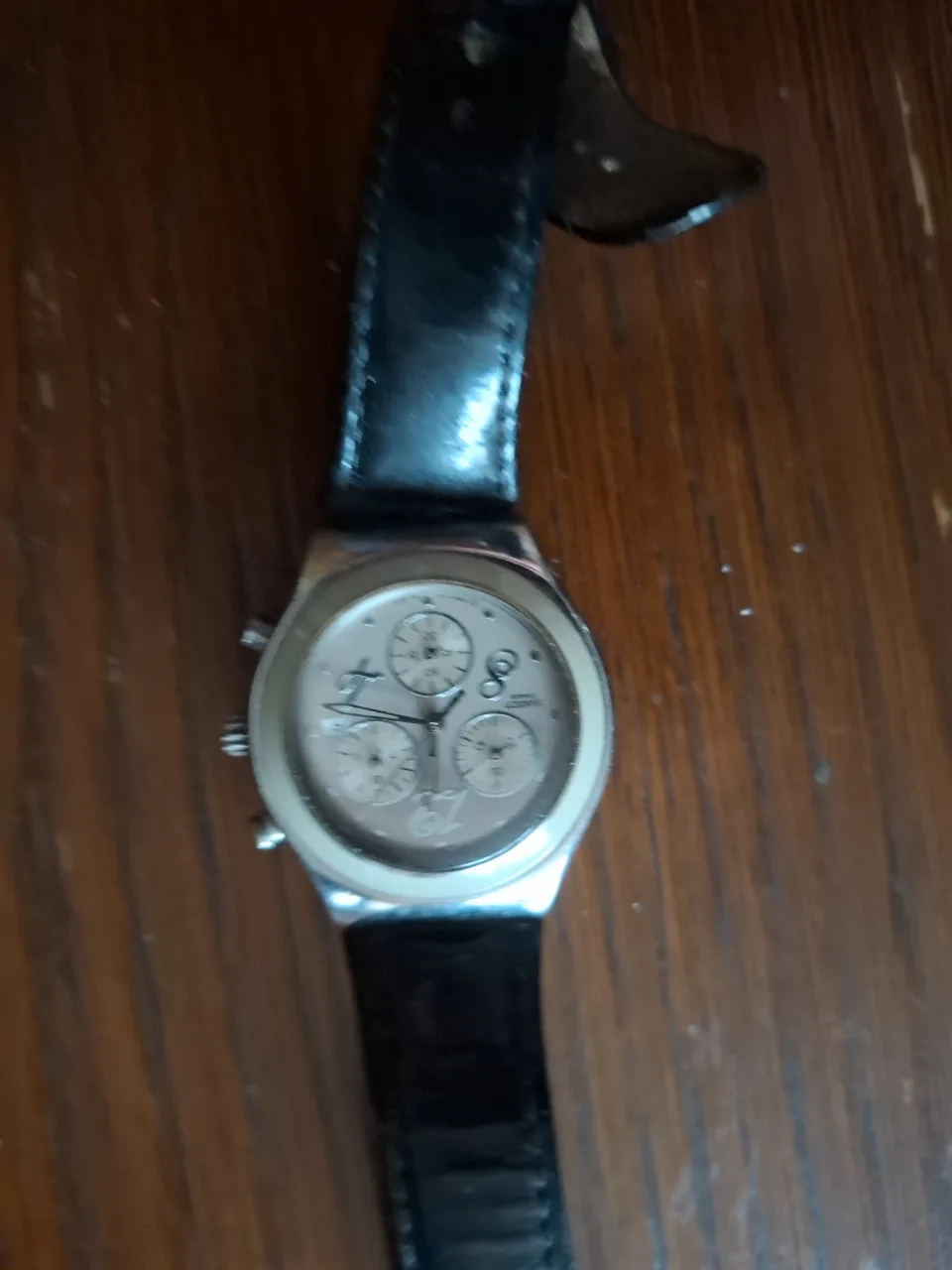 Veas de dama Swatch Irony, stare foarte buna.Necesita schimbarea curelei. – Roman, Neamț