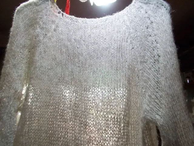 Bluza handmade, fina si delicata - kid mohair/lurex argintiu discret - alb ivory - M/L – fotografia 3 din 4