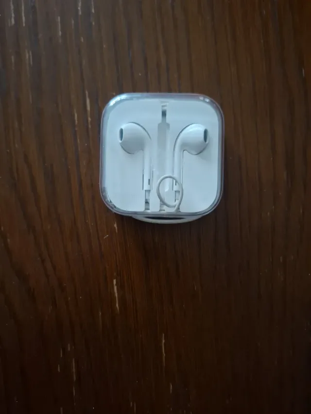 Casti cu fir Apple, noi. – Roman, Neamț