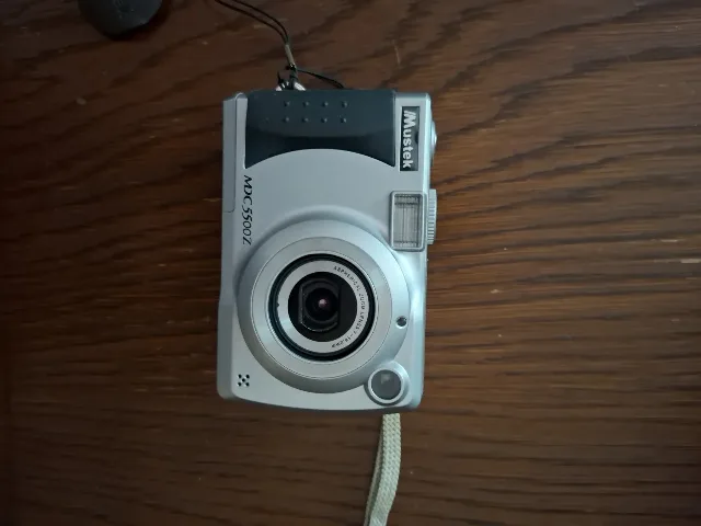Camera foto, noua dar nefunctionala . Nu alimenteaza. Cine o poate repara sau ptr. piese. – fotografia 2 din 4