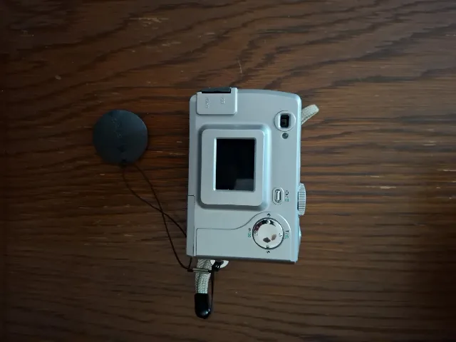 Camera foto, noua dar nefunctionala . Nu alimenteaza. Cine o poate repara sau ptr. piese. – fotografia 4 din 4