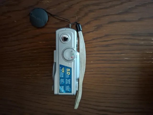 Camera foto, noua dar nefunctionala . Nu alimenteaza. Cine o poate repara sau ptr. piese. – fotografia 3 din 4