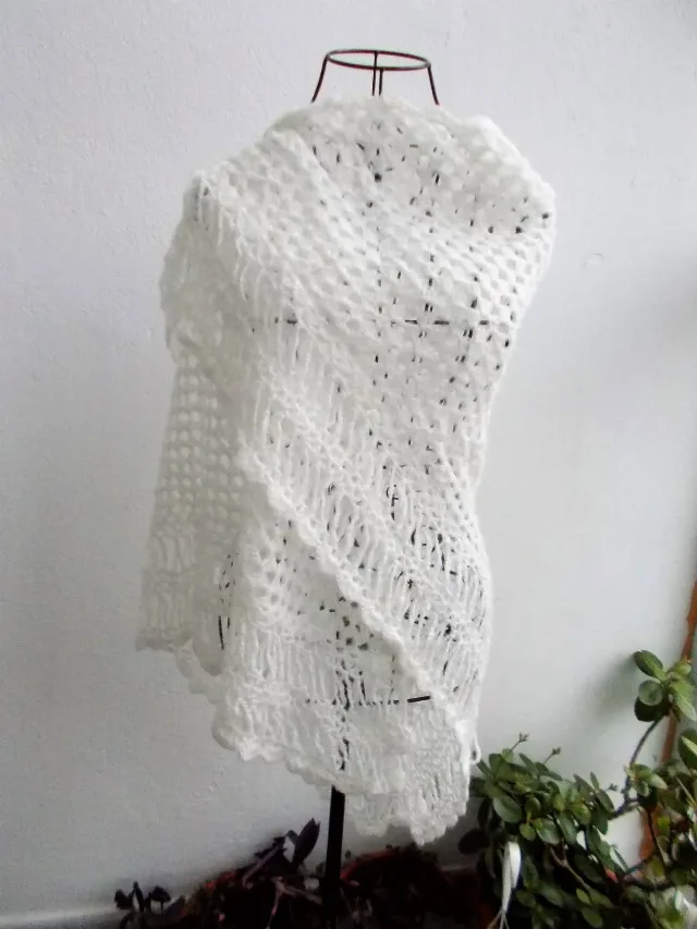 Sal lung, cu colt in spate - handmade - Kid mohair - Alb - masura universala – fotografia 1 din 3
