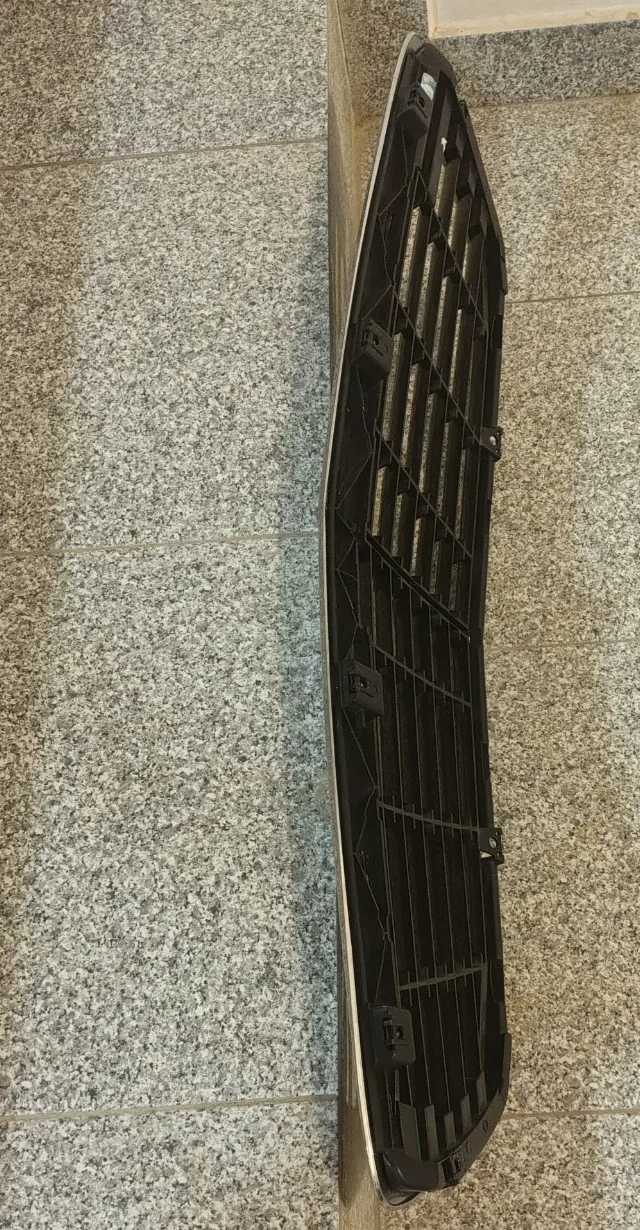 Grila radiator originala Mercedes Benz  E -Class W211 – fotografia 3 din 4