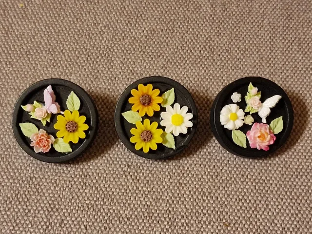 Broșe lemn cu flori miniaturale – fotografia 2 din 7