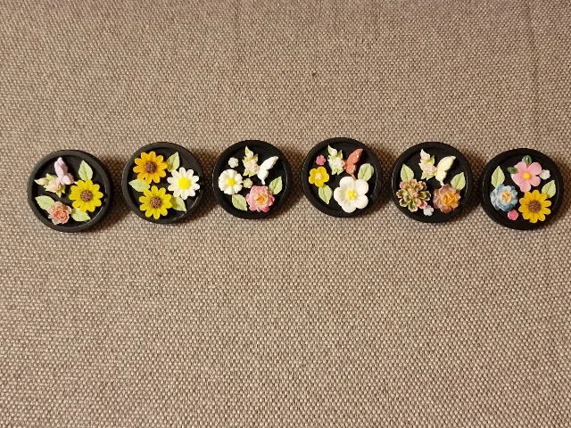 Broșe lemn cu flori miniaturale – fotografia 4 din 7