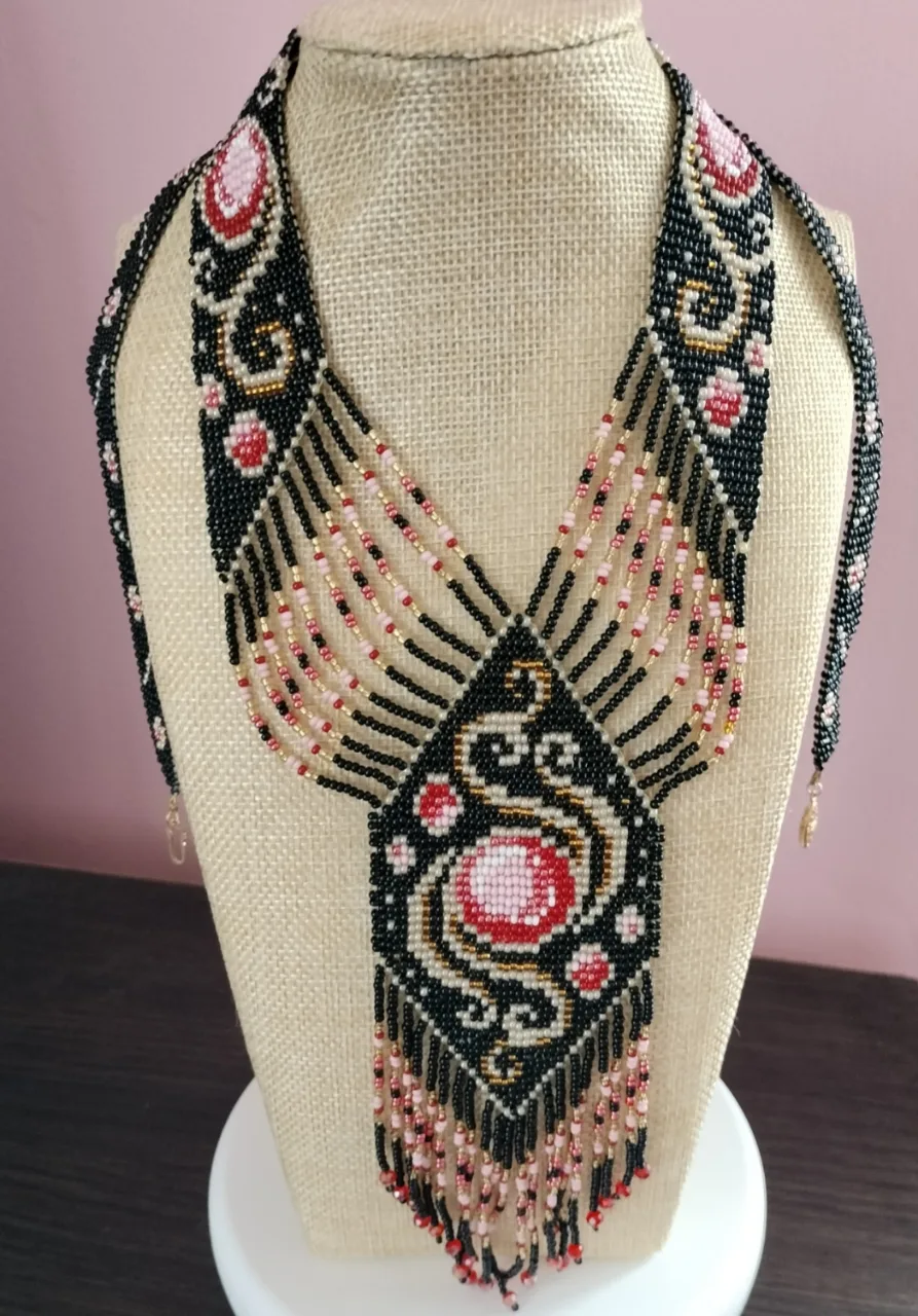 colier din mărgeluțe preciosa – Bilbor, Harghita