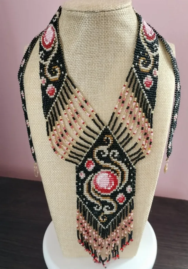 colier din mărgeluțe preciosa – Bilbor, Harghita