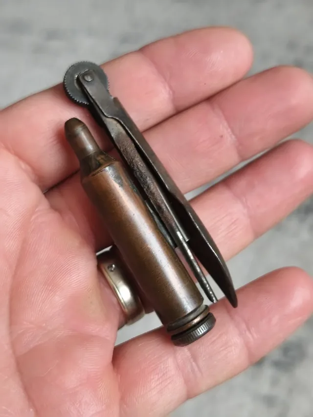 Brichetă de tranșee vintage (Trench Art) cu accesorii curățare pipă – De colecție – fotografia 8 din 8