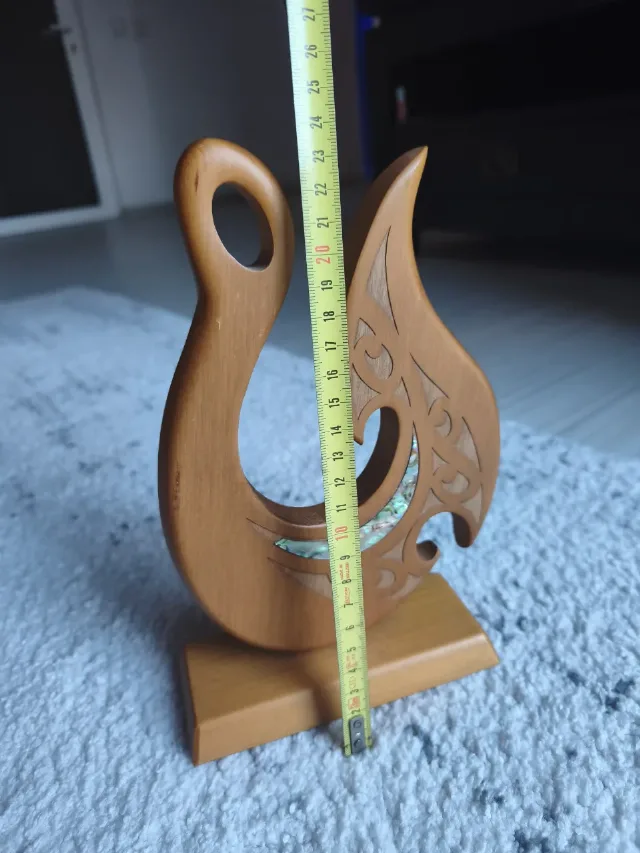 Statuetă Tradițională Maori „Hei Matau” (Cârlig de Pește) – Lemn și Scoică Pāua – fotografia 4 din 8