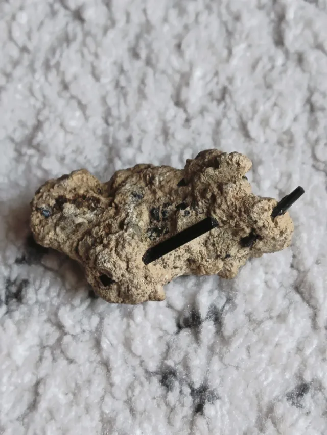 Eșantion Mineralogic Deosebit – Turmalină Neagră (Schorl) în Matrice Naturală – fotografia 1 din 8