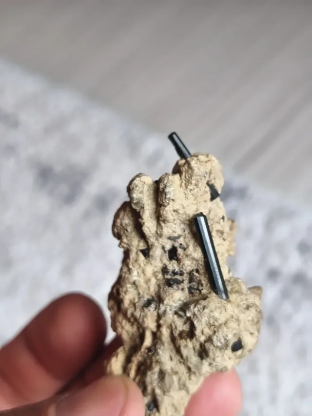 Eșantion Mineralogic Deosebit – Turmalină Neagră (Schorl) în Matrice Naturală – fotografia 6 din 8