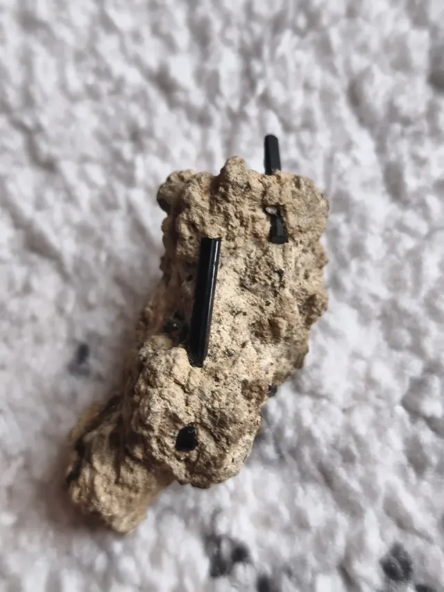 Eșantion Mineralogic Deosebit – Turmalină Neagră (Schorl) în Matrice Naturală – fotografia 3 din 8