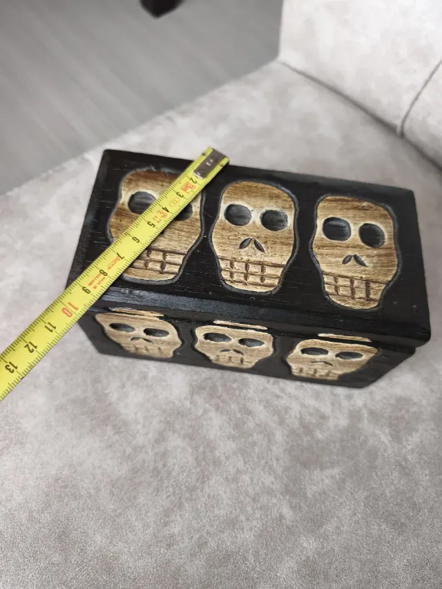 Cutie / Casetă decorativă din lemn sculptat, stil Gotic / Folk Art cu cranii – fotografia 4 din 8