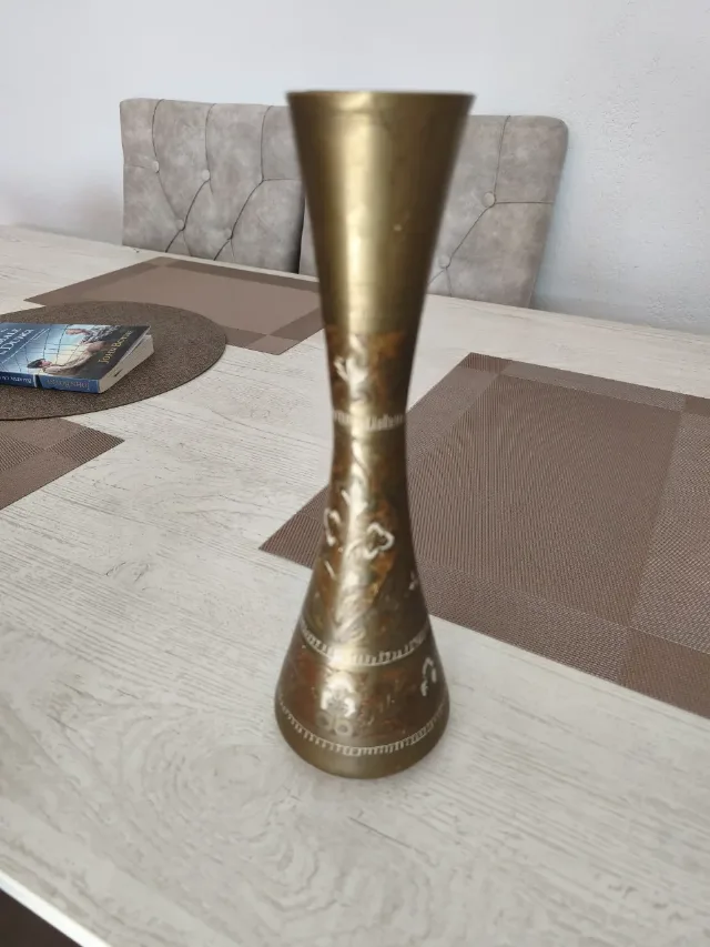 Vază vintage din alamă gravată manual, model floral deosebit – fotografia 4 din 7