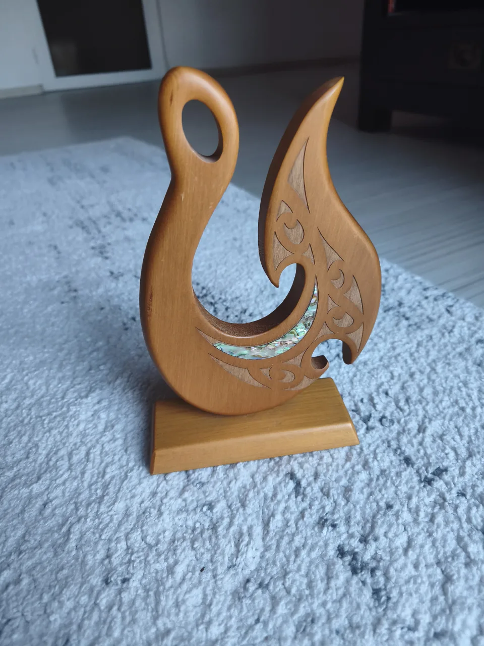 Statuetă Tradițională Maori „Hei Matau” (Cârlig de Pește) – Lemn și Scoică Pāua – Bistrița-Năsăud, Bistrița-Năsăud
