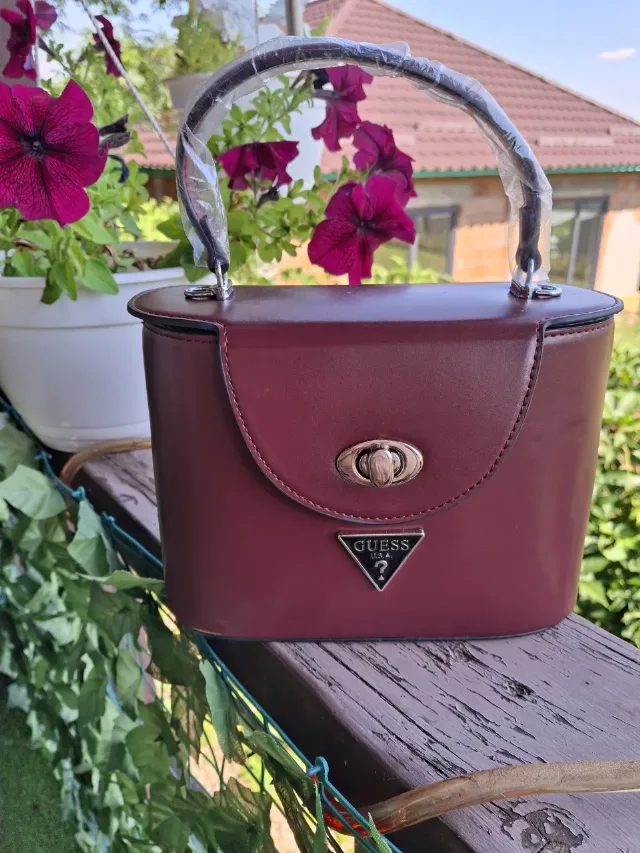 Geanta Guess noua burgundy – fotografia 2 din 4
