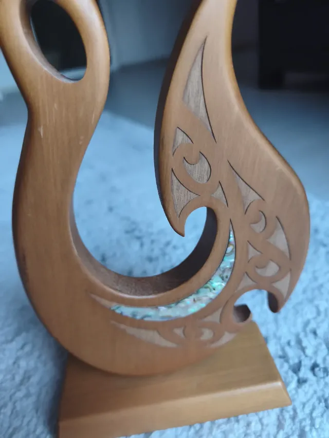 Statuetă Tradițională Maori „Hei Matau” (Cârlig de Pește) – Lemn și Scoică Pāua – fotografia 2 din 8