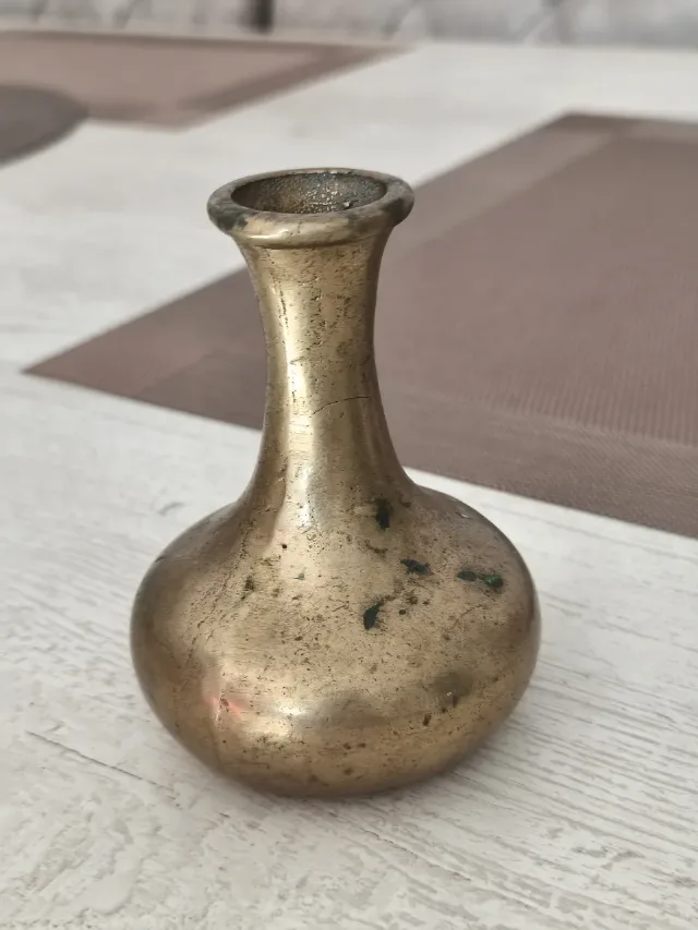 Vază vintage solifloră din alamă / bronz masiv – model deosebit – fotografia 1 din 7