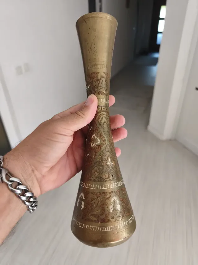 Vază vintage din alamă gravată manual, model floral deosebit – fotografia 7 din 7