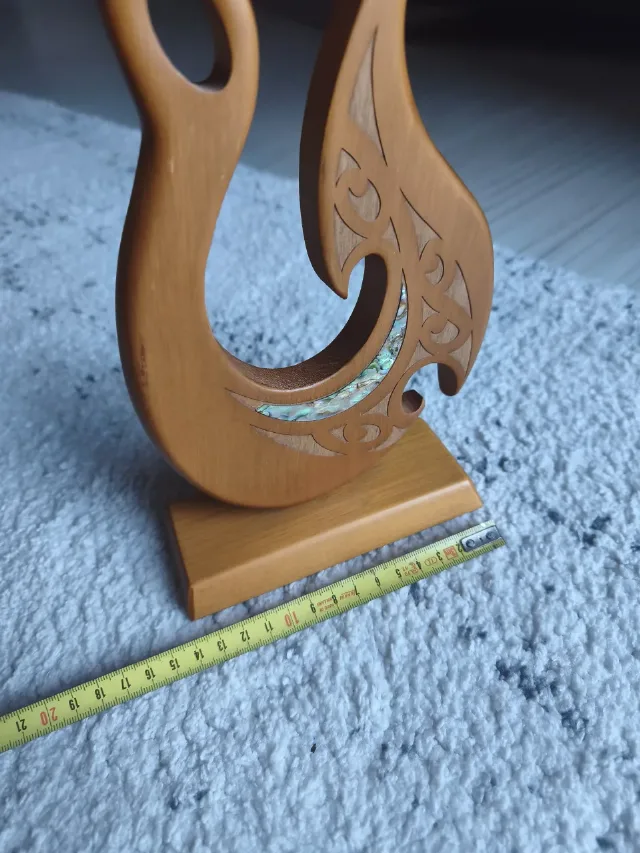 Statuetă Tradițională Maori „Hei Matau” (Cârlig de Pește) – Lemn și Scoică Pāua – fotografia 3 din 8