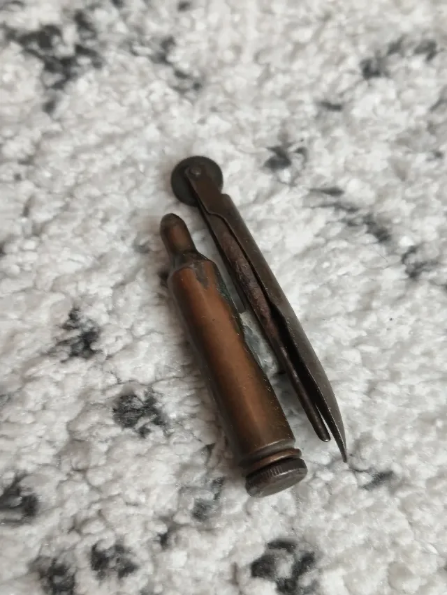 Brichetă de tranșee vintage (Trench Art) cu accesorii curățare pipă – De colecție – fotografia 1 din 8