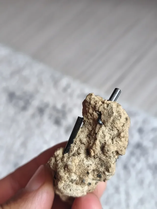 Eșantion Mineralogic Deosebit – Turmalină Neagră (Schorl) în Matrice Naturală – fotografia 7 din 8