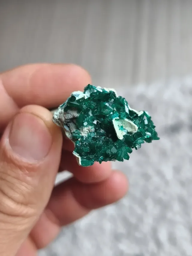 Eșantion Minerale: Dioptaz Brut pe Matrice (Calitate de Colecție) – fotografia 4 din 8