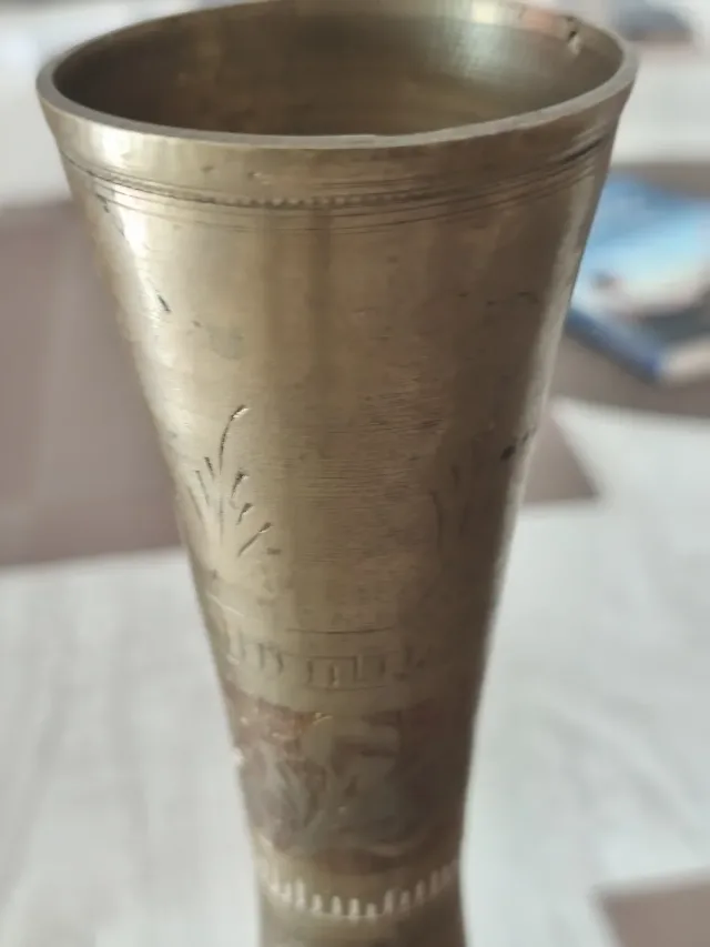 Vază vintage din alamă gravată manual, model floral deosebit – fotografia 5 din 7