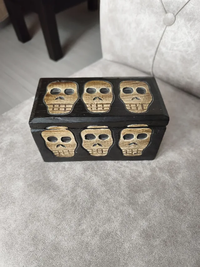 Cutie / Casetă decorativă din lemn sculptat, stil Gotic / Folk Art cu cranii – fotografia 1 din 8