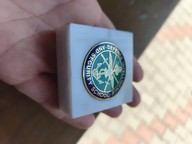 Prespapiu militar colecție - Marmură albă cu Emblema DISS (Marea Britanie) – fotografia 5 din 8
