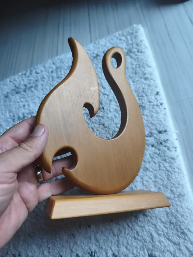 Statuetă Tradițională Maori „Hei Matau” (Cârlig de Pește) – Lemn și Scoică Pāua – fotografia 7 din 8