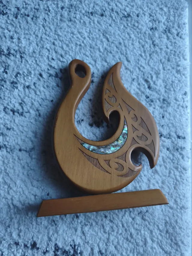 Statuetă Tradițională Maori „Hei Matau” (Cârlig de Pește) – Lemn și Scoică Pāua – fotografia 6 din 8