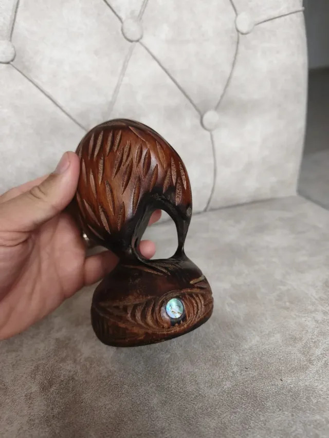 Statuetă vintage pasăre Kiwi – Sculptură manuală lemn și sidef Pāua Noua Zeelandă – fotografia 6 din 8